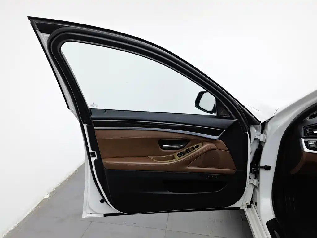 BMW 5 Series — миниатюра 8
