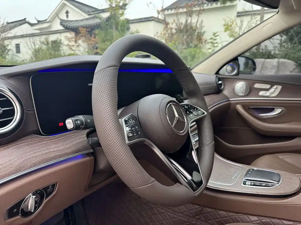 Mercedes-Benz E-Class — миниатюра 9