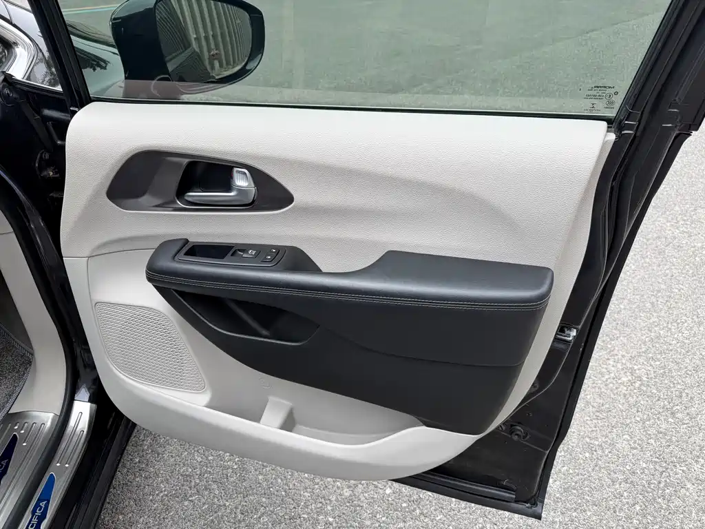 Chrysler Grand Voyager (Import) — миниатюра 12