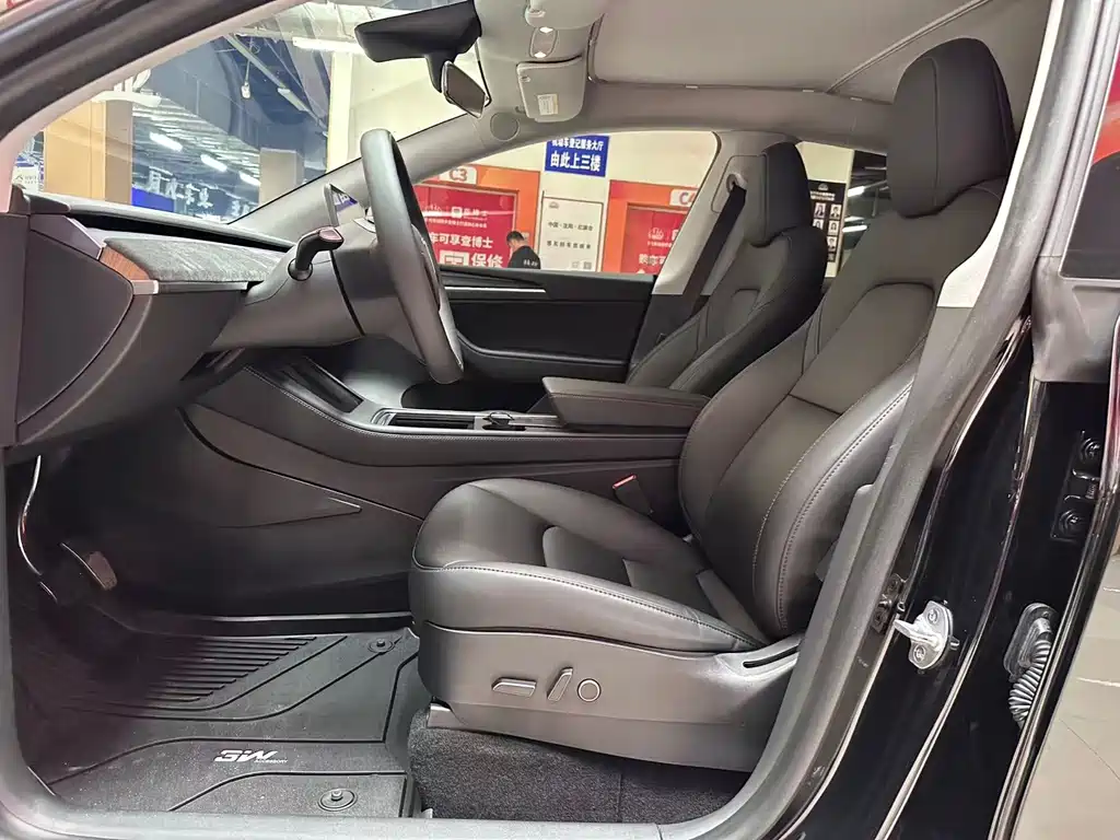 Tesla Model Y — миниатюра 12