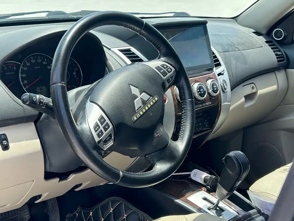 Mitsubishi Pajero Sport — миниатюра 4