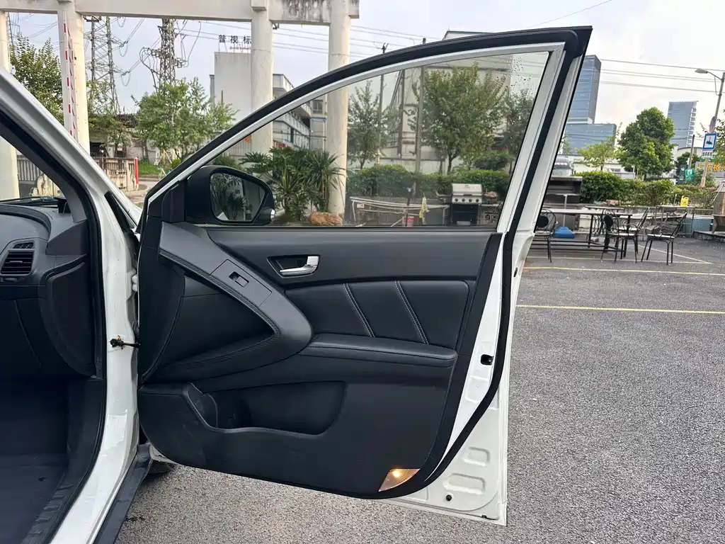 Luxgen U6 — миниатюра 16
