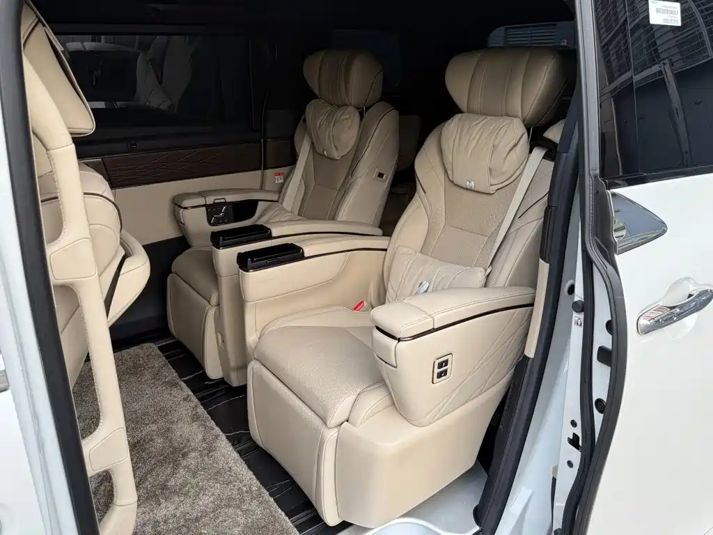 Toyota Alphard — миниатюра 5
