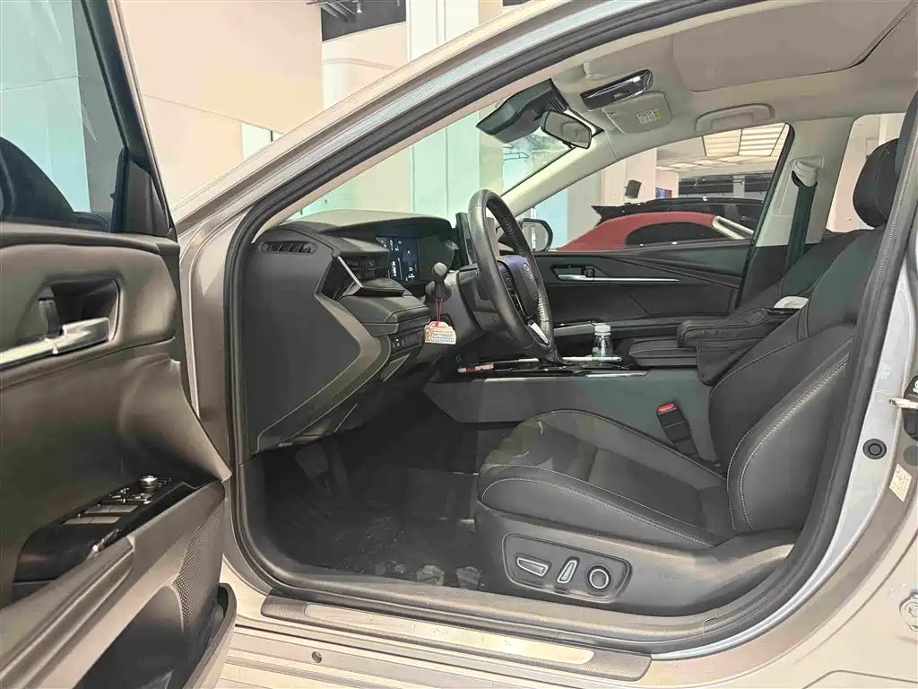 Toyota Camry — миниатюра 4