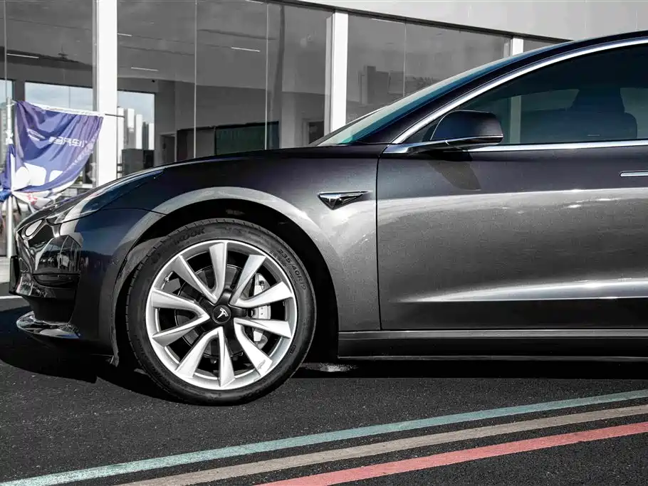 Tesla Model 3 — миниатюра 4