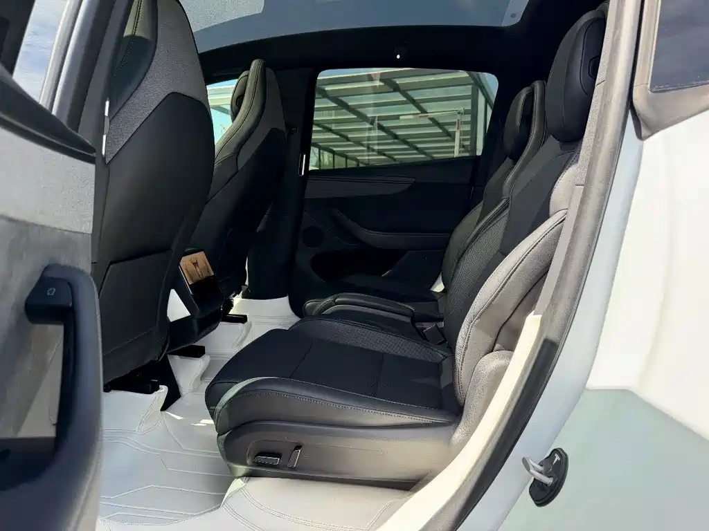 Tesla Model Y L — миниатюра 13