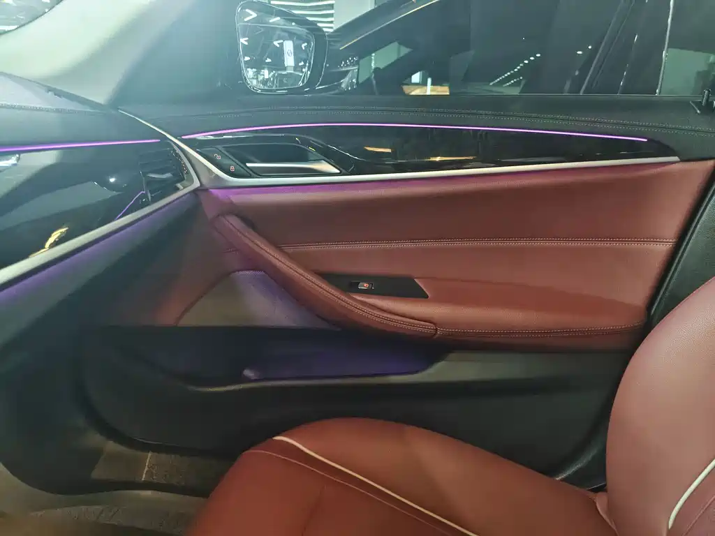 BMW 5 Series — миниатюра 8