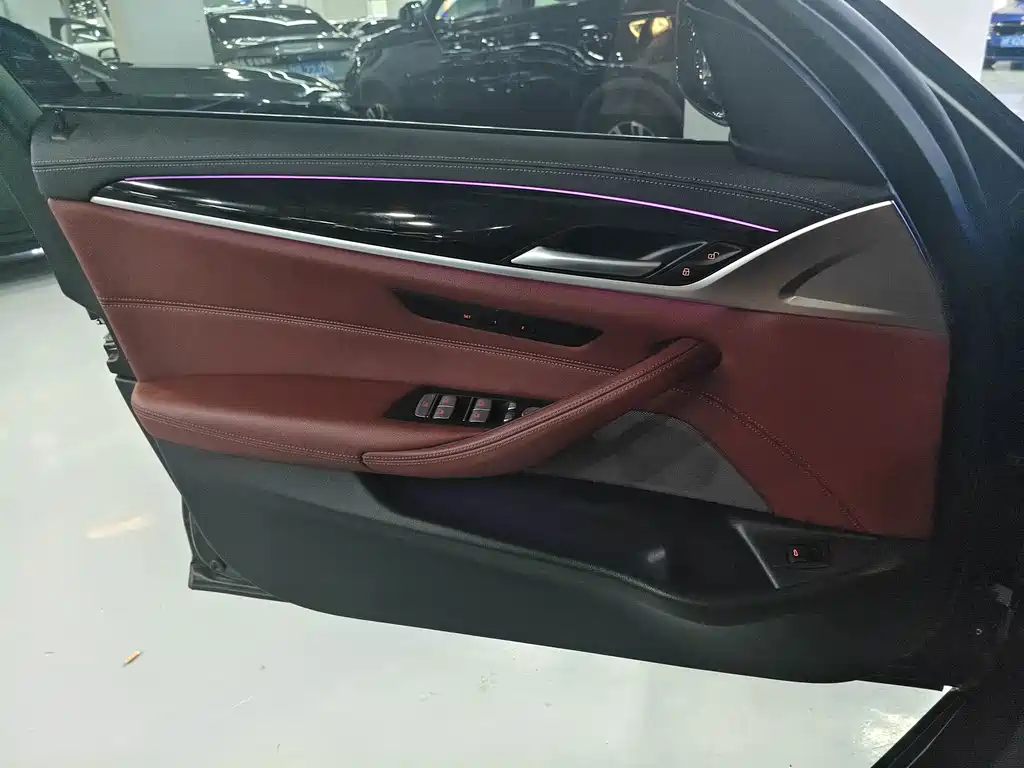 BMW 5 Series — миниатюра 9