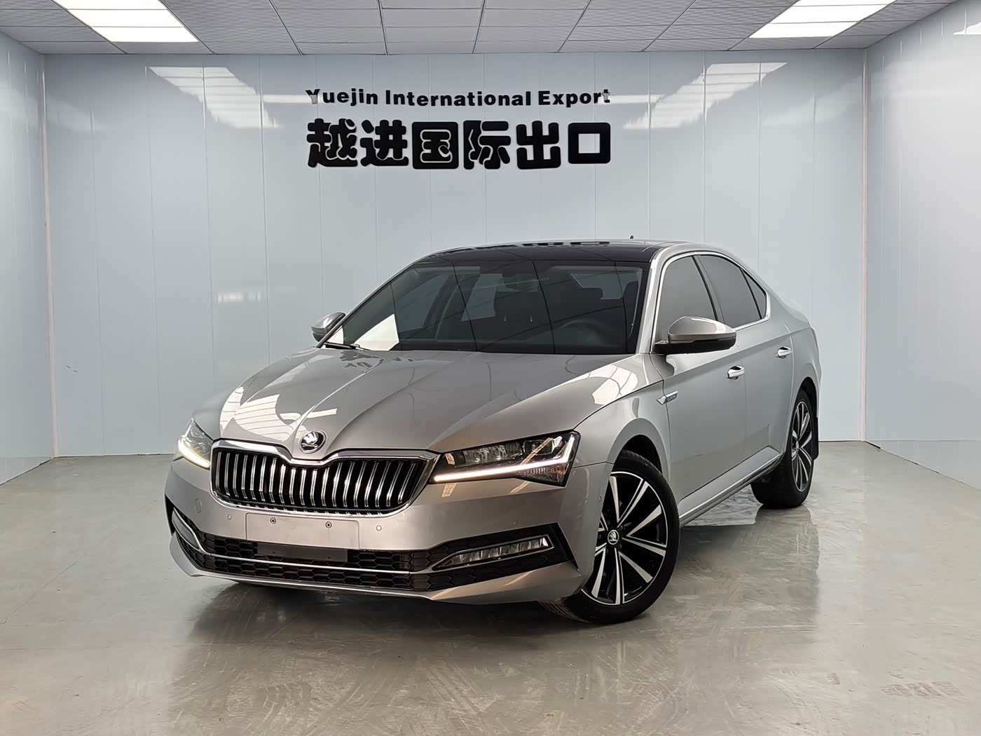 Skoda Superb 1.4 л 2023 г. Серебристо-серый, пробег 29000 км