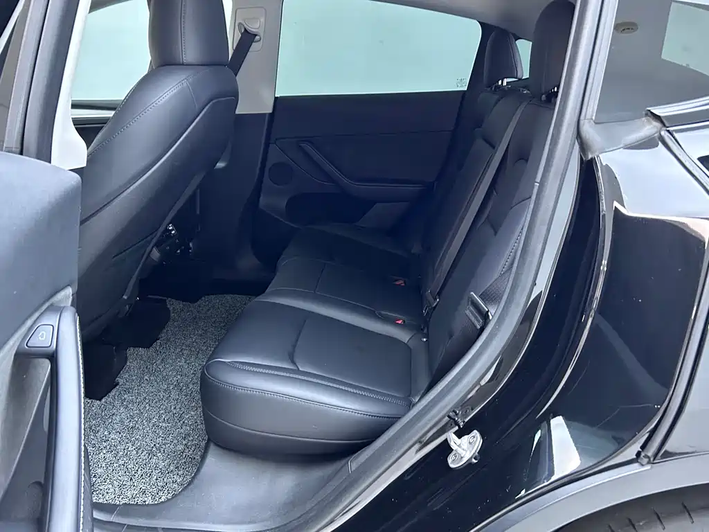 Tesla Model Y — миниатюра 9