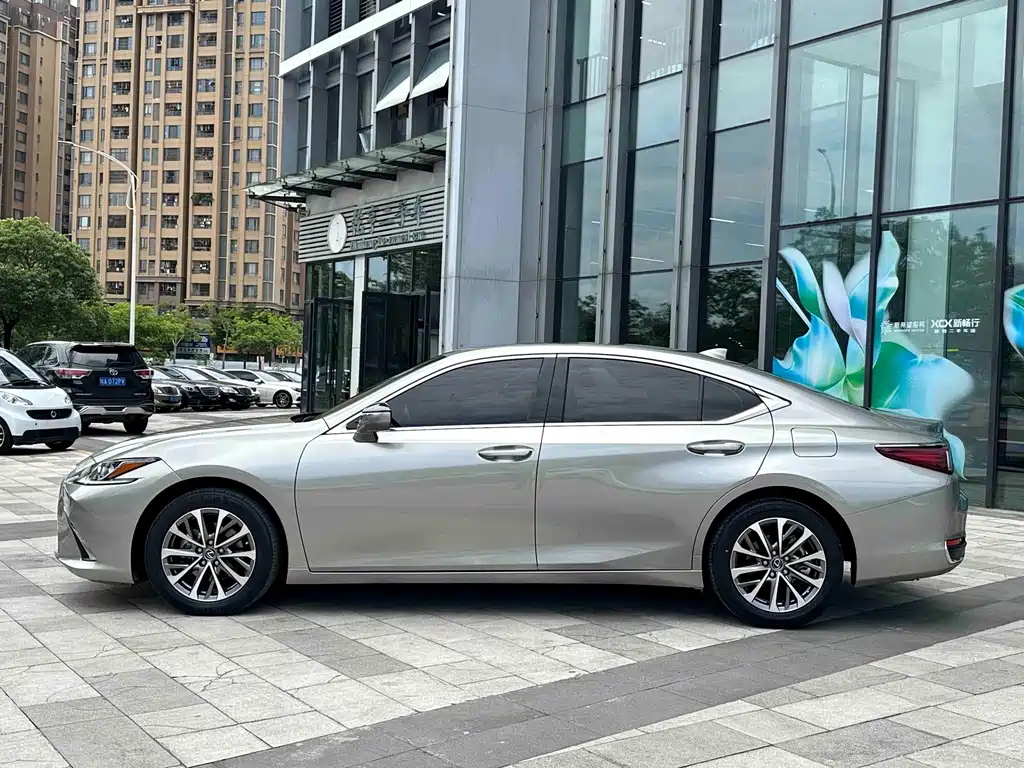 Lexus ES 2021 260