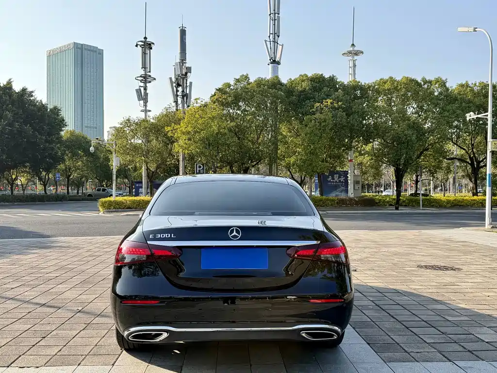 Mercedes-Benz E-Class — миниатюра 3