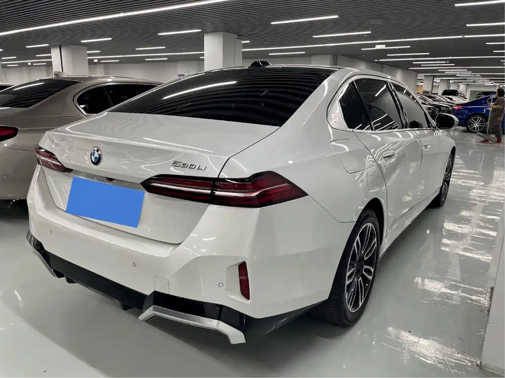 BMW 5 Series — миниатюра 11