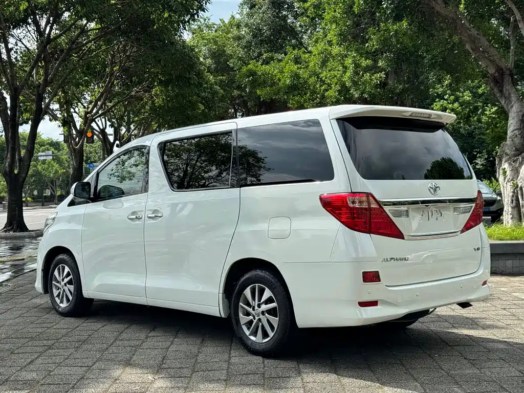 Toyota Alphard — миниатюра 6