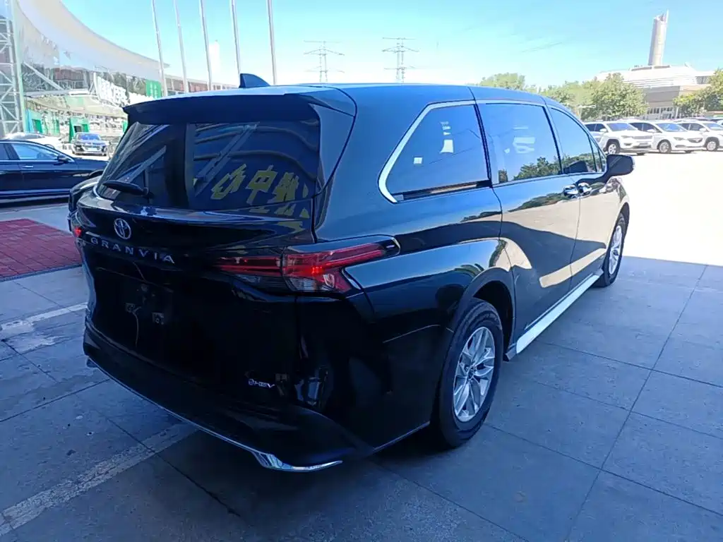 Toyota Granvia — миниатюра 7