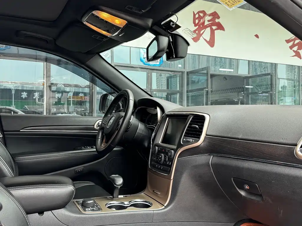 Jeep Grand Cherokee (Import) — миниатюра 4