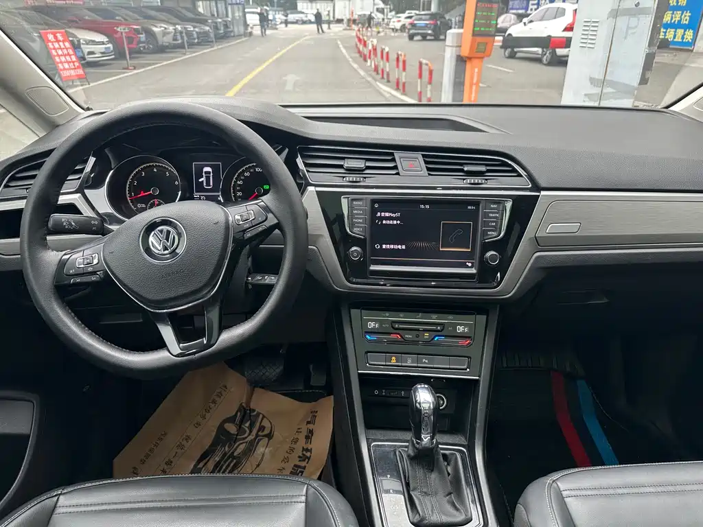 VOLKSWAGEN TOURAN