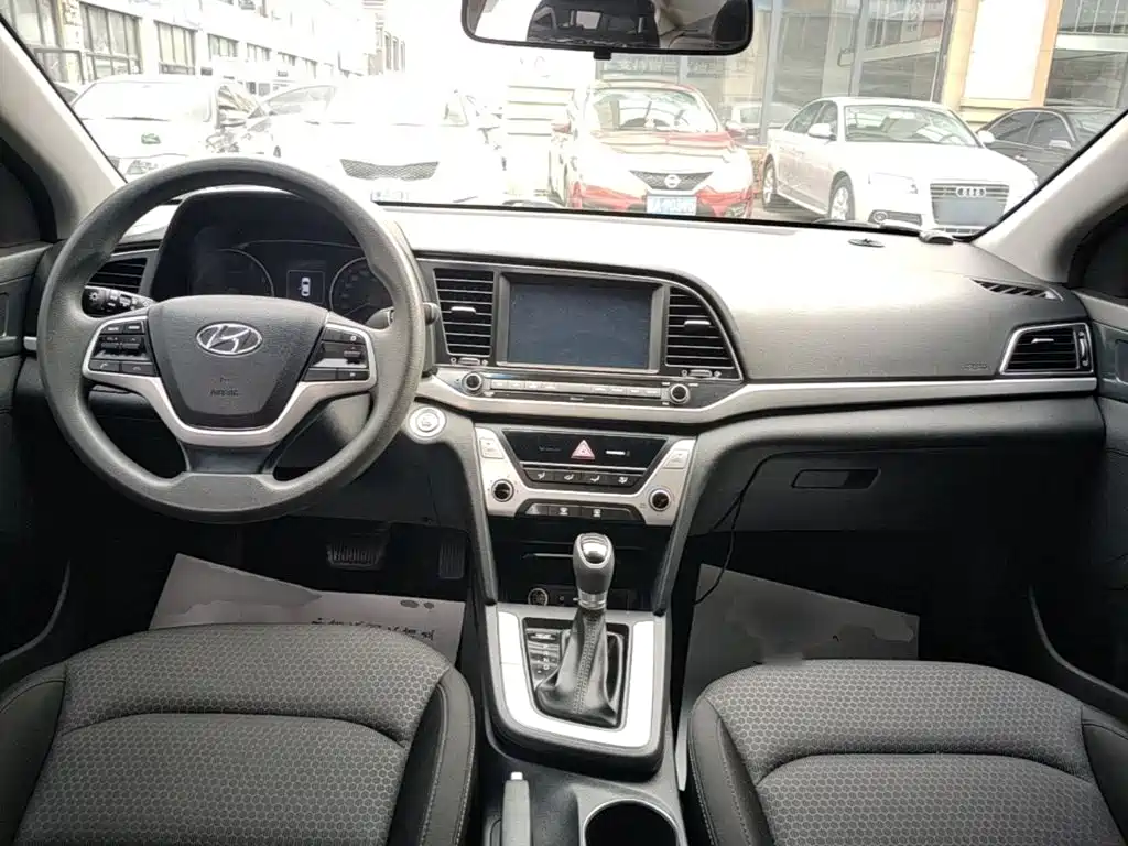 Hyundai Elantra — миниатюра 10