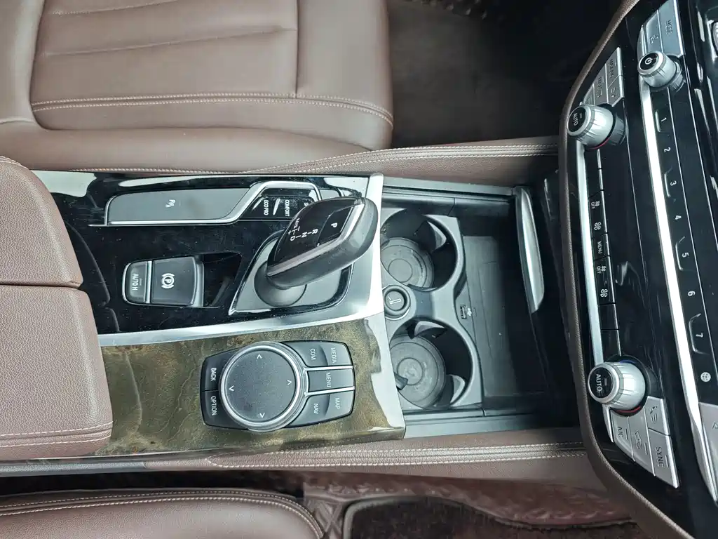 BMW 5 Series — миниатюра 12