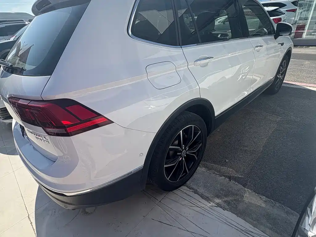 Volkswagen Tiguan L — миниатюра 16