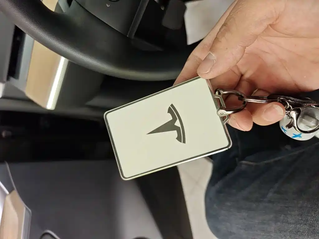 Tesla Model Y — миниатюра 9