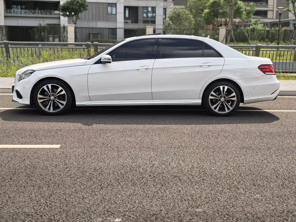 Mercedes-Benz E-Class — миниатюра 4