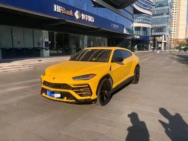 LAMBORGHINI URUS 2020