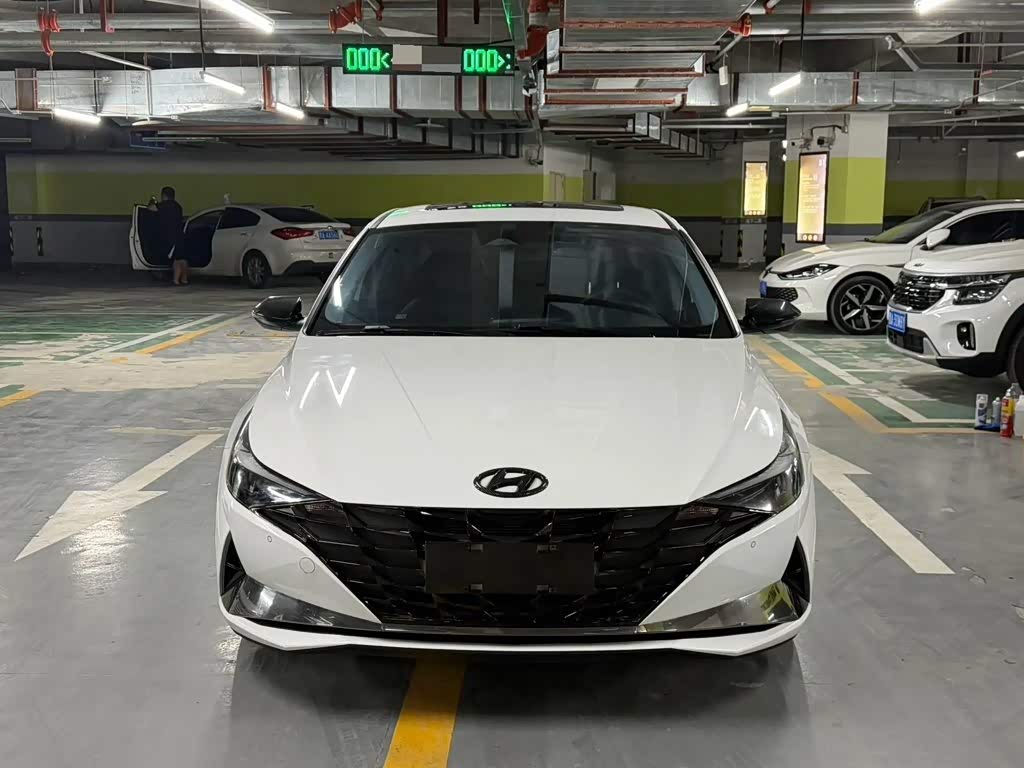 Hyundai Elantra 1.5 л 2023 г. Белый, пробег 45000 км