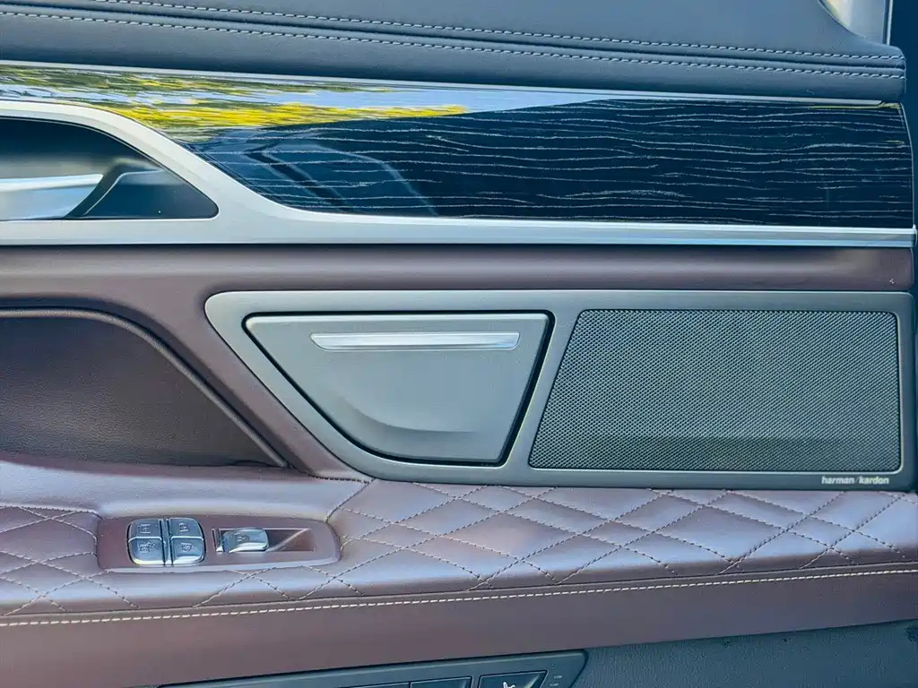 BMW 7 Series — миниатюра 5