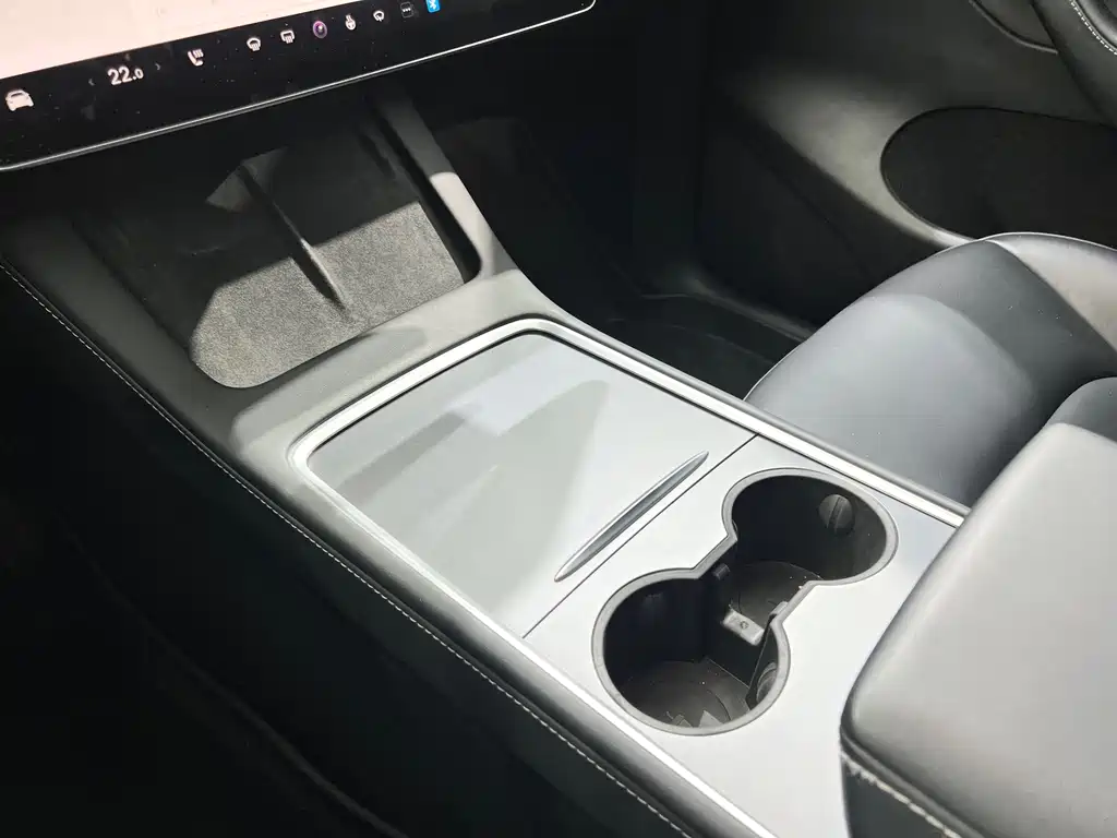 Tesla Model Y — миниатюра 15