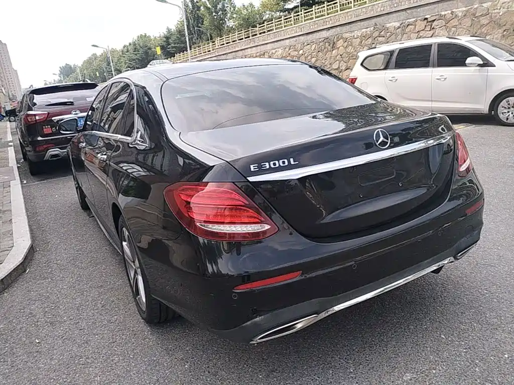 Mercedes-Benz E-Class — миниатюра 5