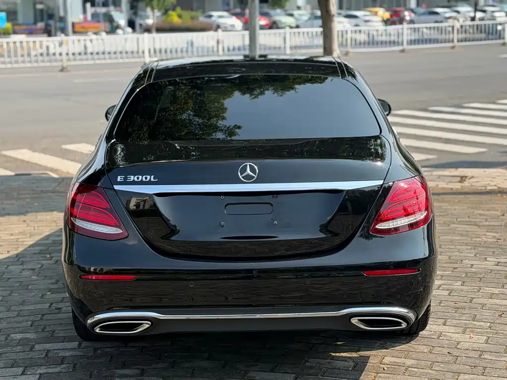 Mercedes-Benz E-Class — миниатюра 5