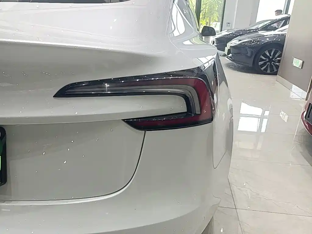 Tesla Model 3 — миниатюра 8
