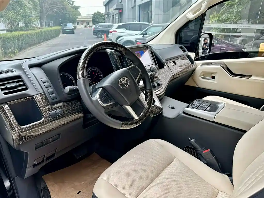 Toyota HiAce 2024 3.5L AT