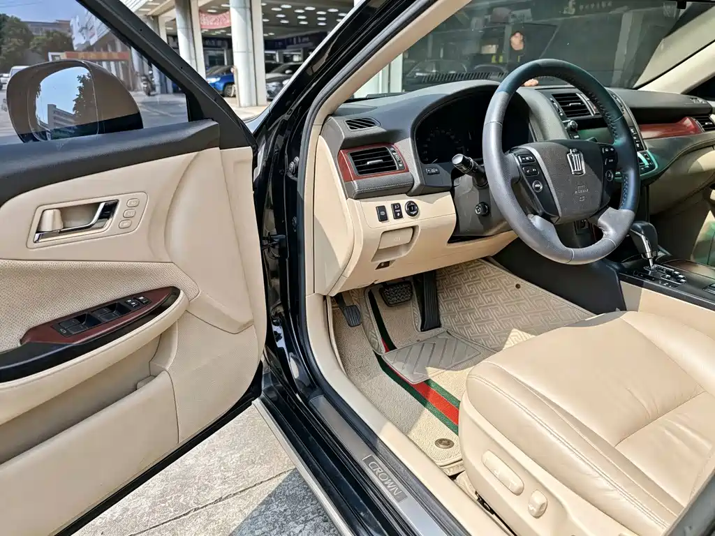 Toyota Crown — миниатюра 12