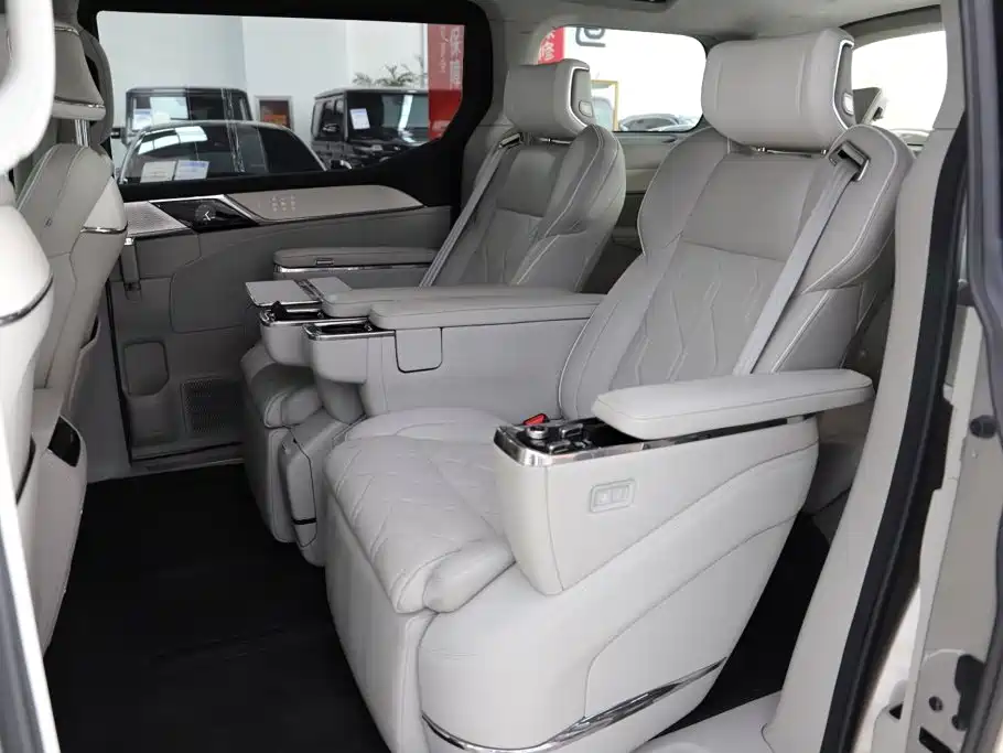Volvo EM90 — миниатюра 8