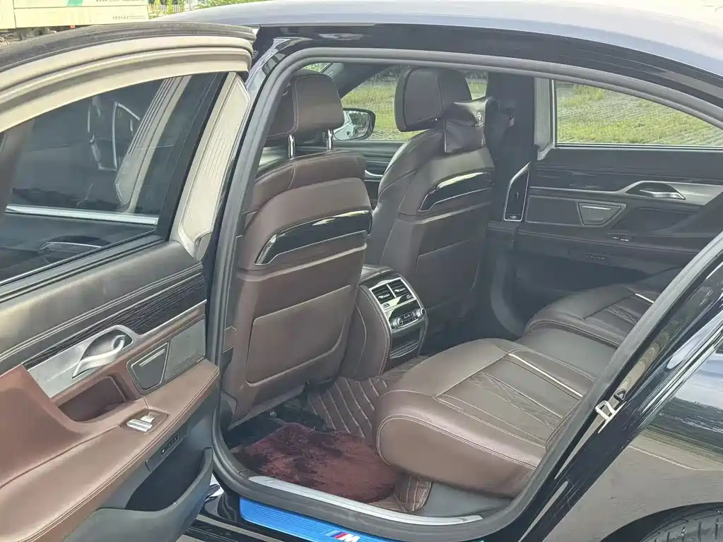 BMW 7 Series — миниатюра 12
