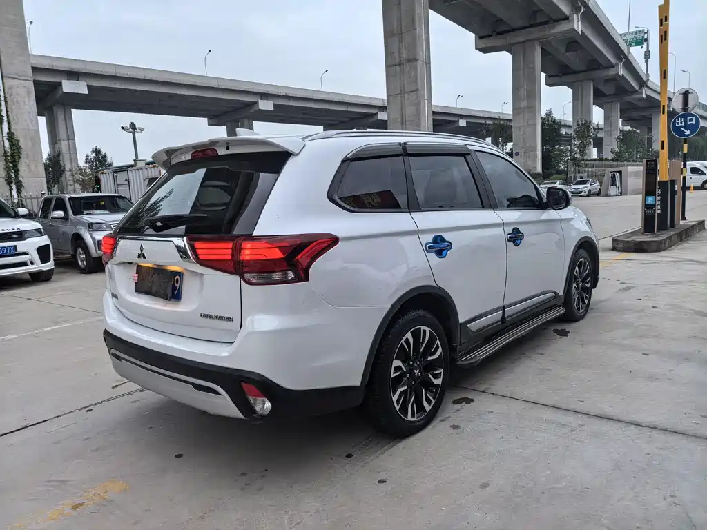 MITSUBISHI OUTLANDER