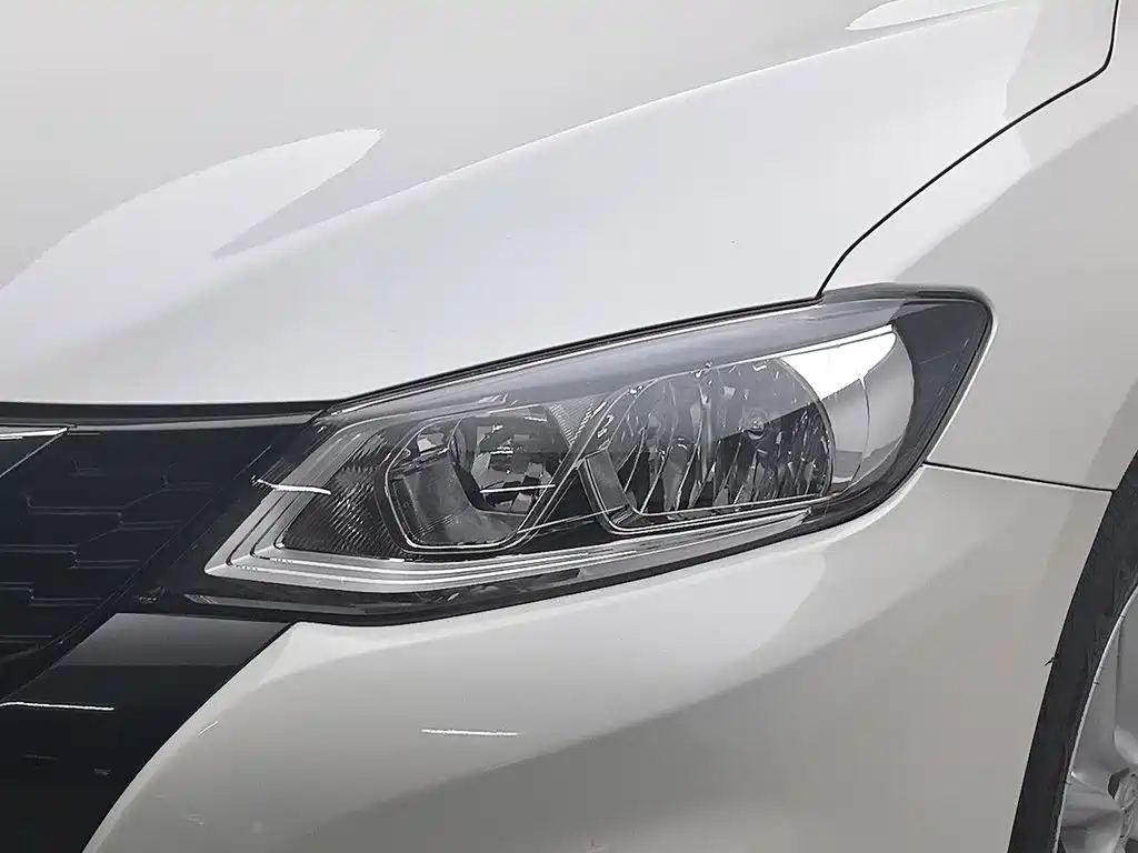 Nissan Tiida — миниатюра 7