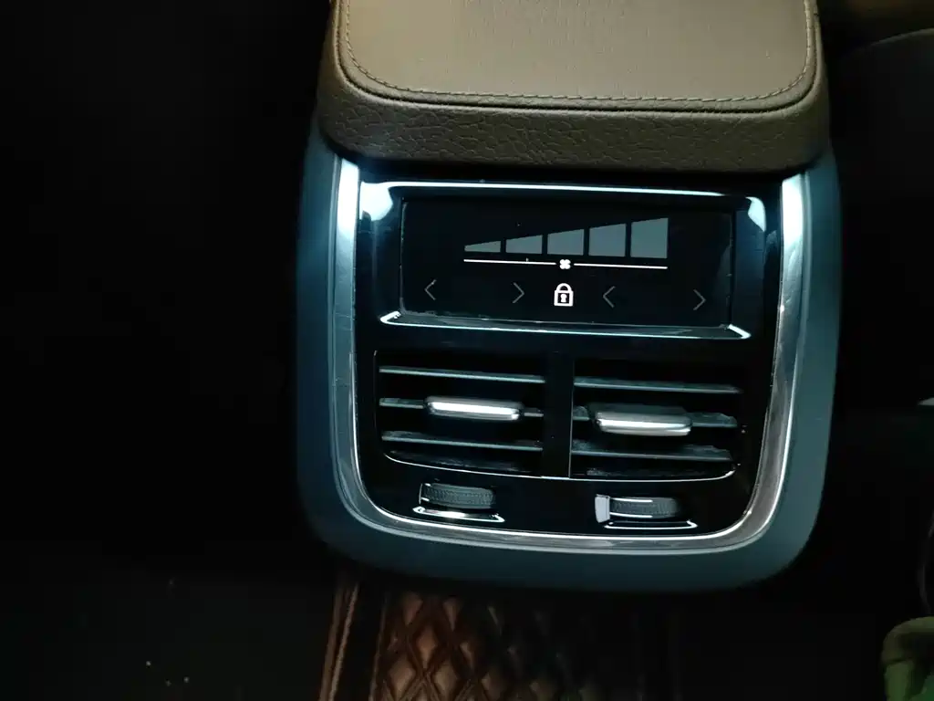 Volvo XC90 — миниатюра 9