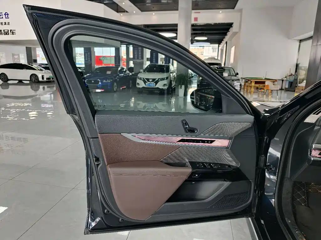 BMW 7 Series — миниатюра 9
