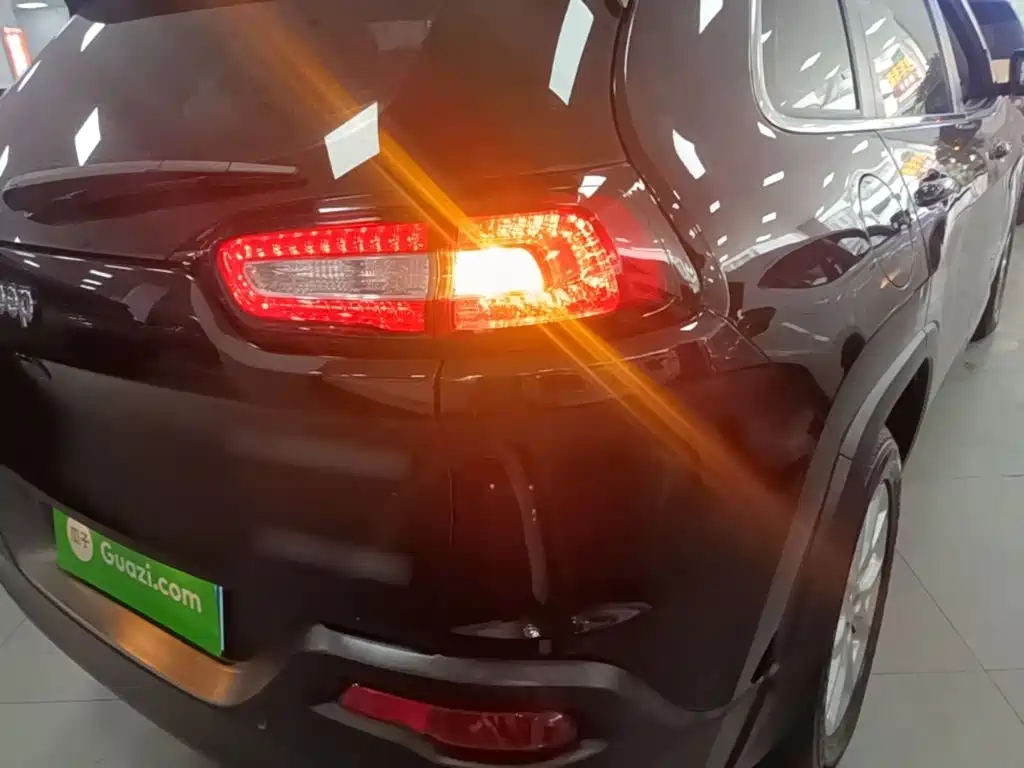 Jeep Cherokee — миниатюра 8