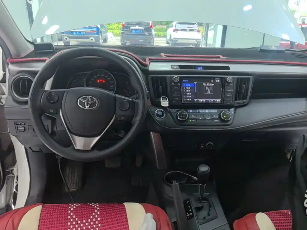 Toyota RAV4 — миниатюра 10