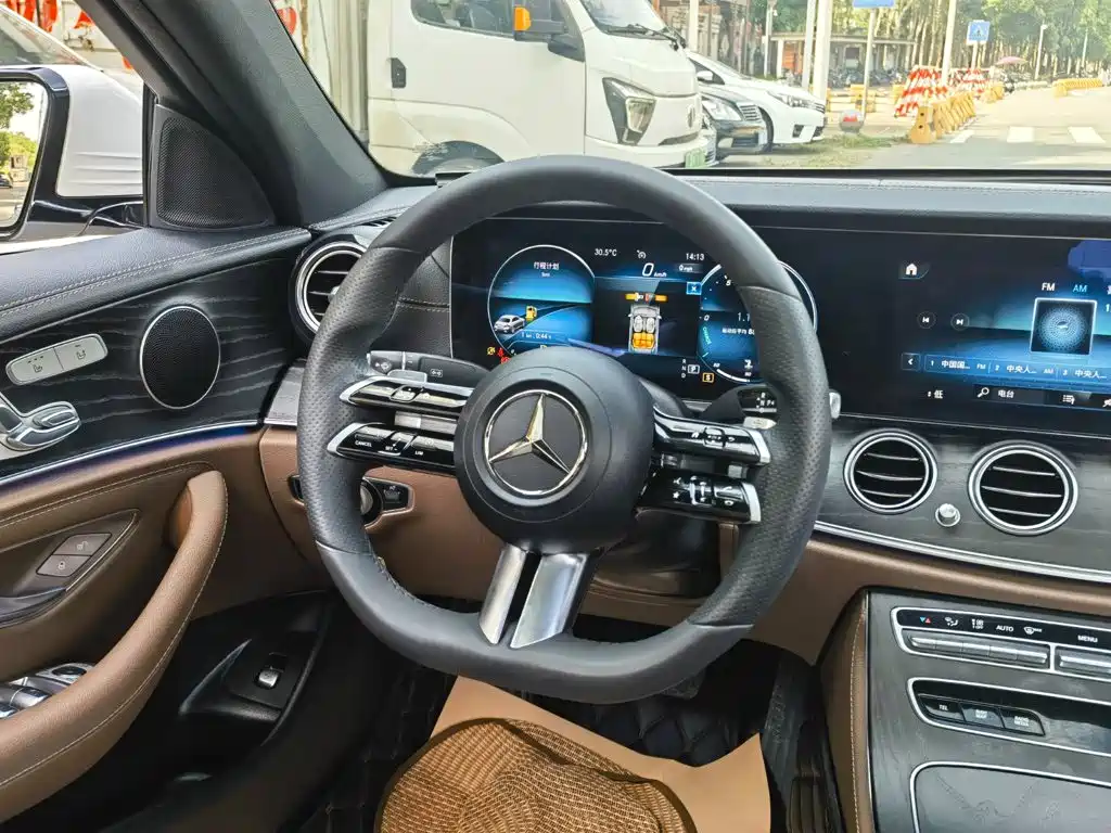 Mercedes-Benz E-Class — миниатюра 12