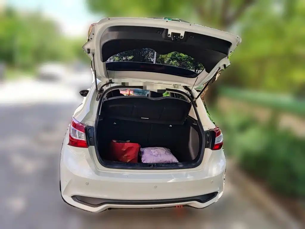 Nissan Tiida — миниатюра 10