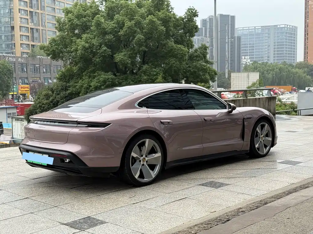 PORSCHE TAYCAN