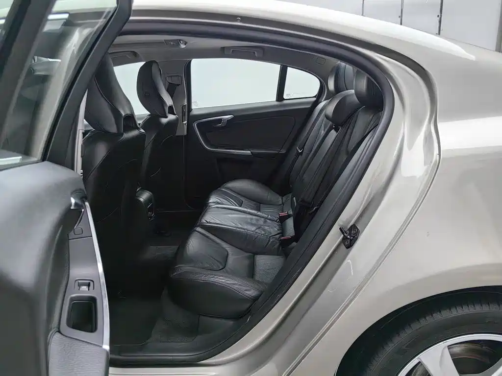 Volvo S60 (Import) — миниатюра 15