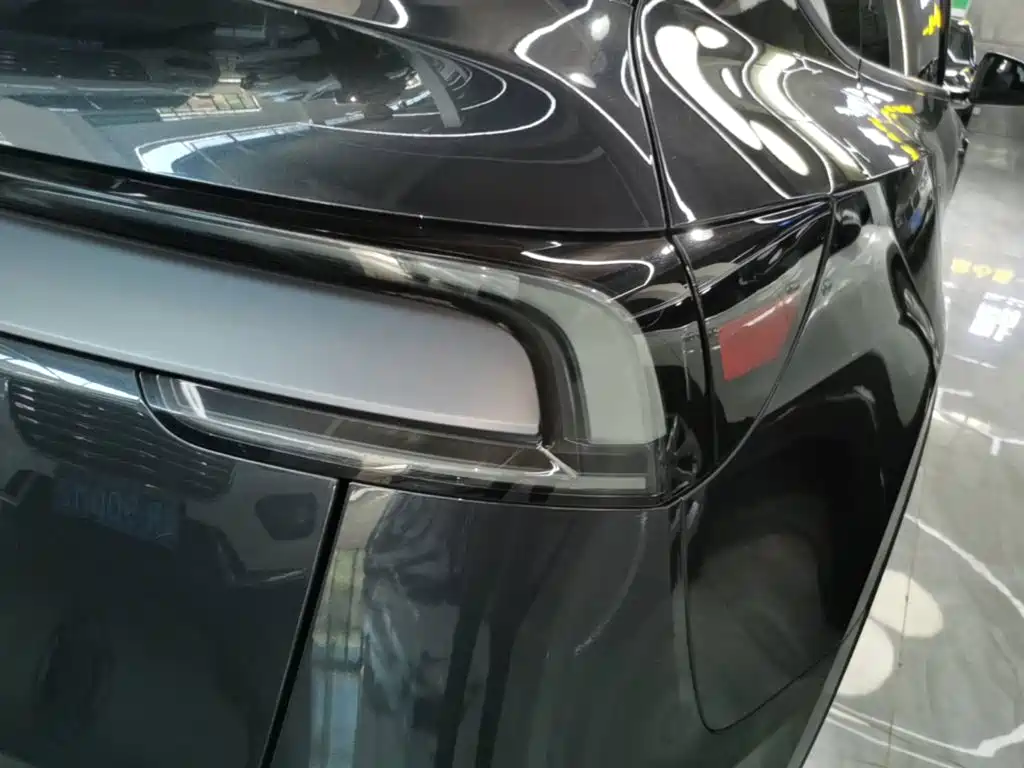 Tesla Model Y — миниатюра 8