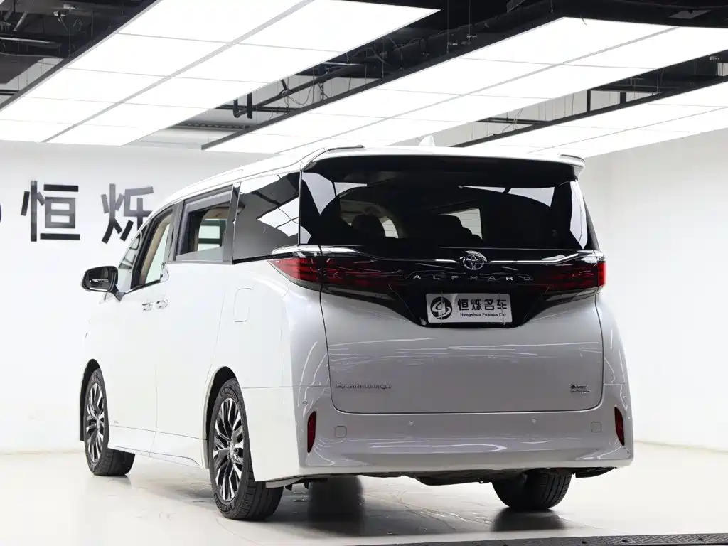 Toyota Alphard — миниатюра 27