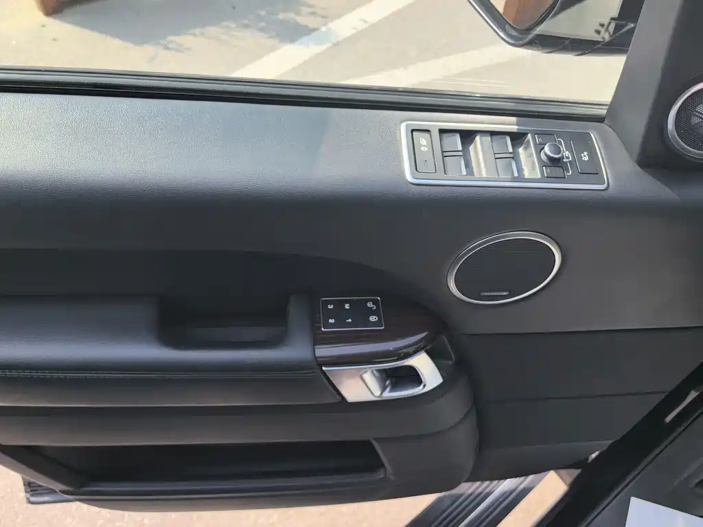 Land Rover Range Rover — миниатюра 13